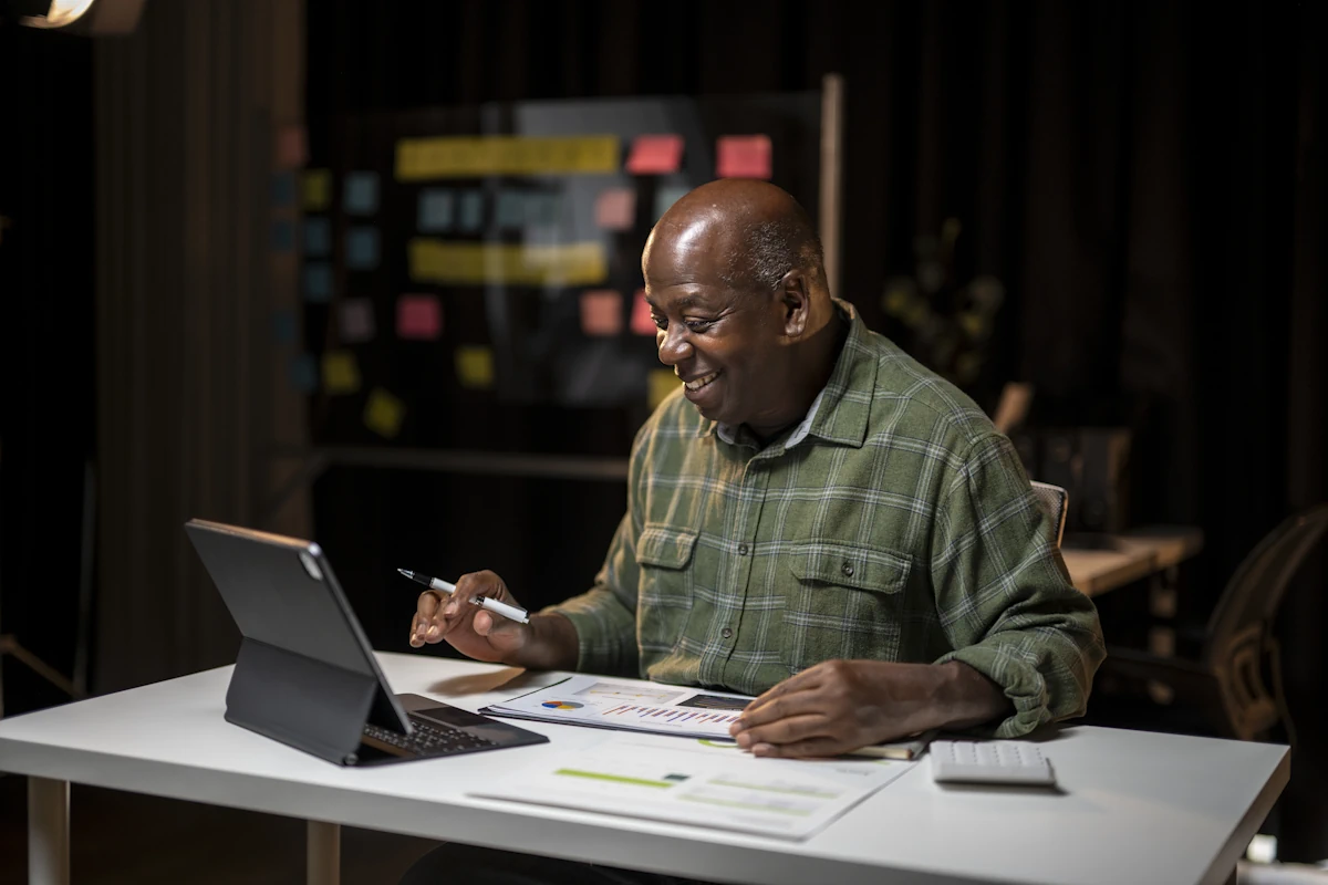 Un homme qui fait sa propre analyse professionnelle