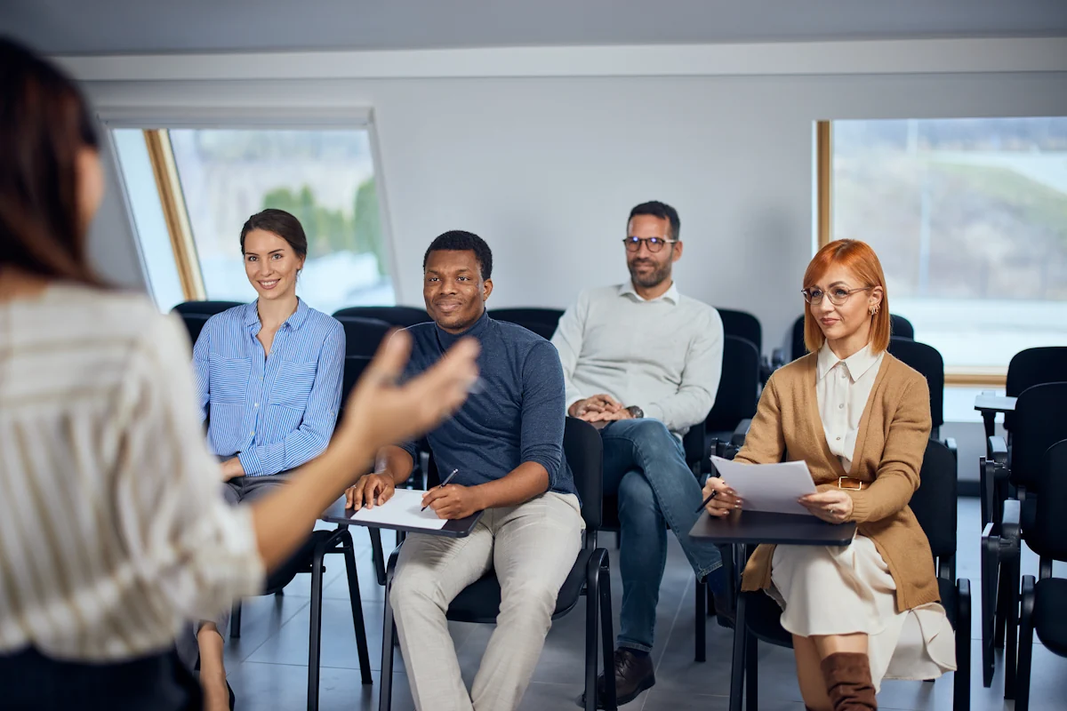 Des groupes de jeunes qui suivent une formation
