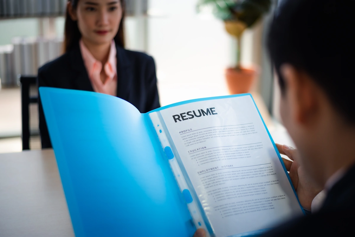 Un recruteur qui lit un CV