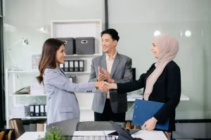 Une femme qui profite de la mobilité interne dans son entreprise