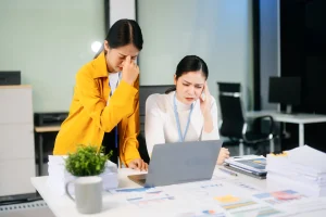 Deux femmes qui ne peuvent plus travailler ensemble