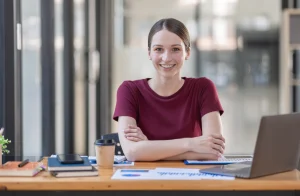 Une femme détenant un bac STMG