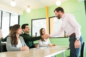 Un homme qui passe un entretien interne pour une promotion