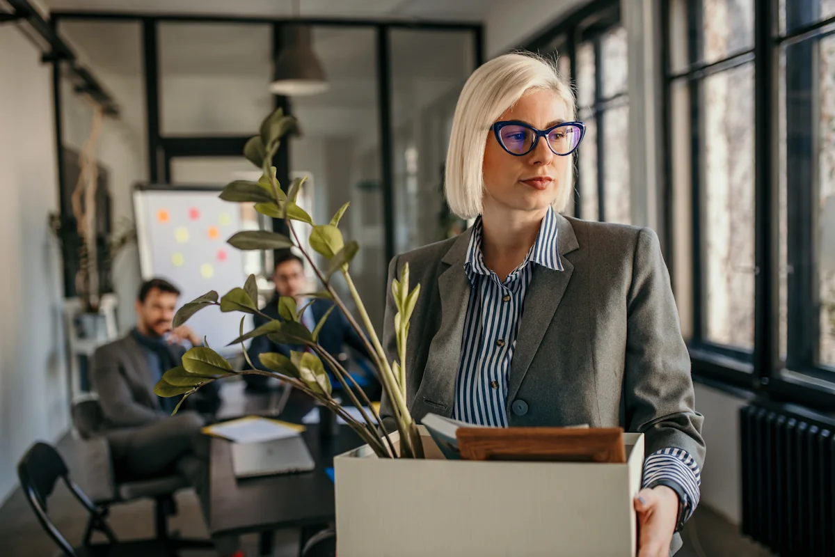 Une femme qui part avec son carton