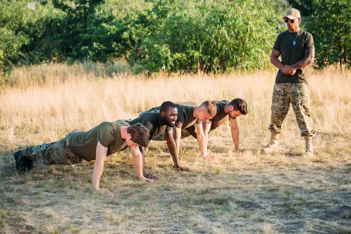 UN groupe qui subit un Entraînement physique sous officier marine nationale 