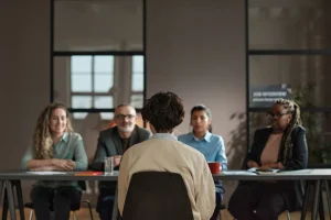 Un informaticien qui passe un entretien