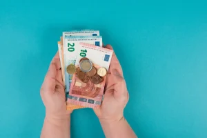 Une personne qui tient de l'argent dans ses mains