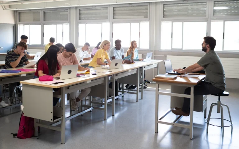Un cours d'histoire avec un prof sur le devant et des élèves assis dans la salle