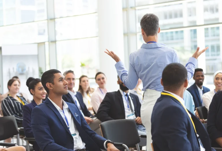 Un cours de management avec des élèves et un formateur