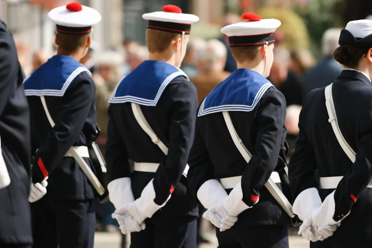 Des jeunes sous officier marine nationale