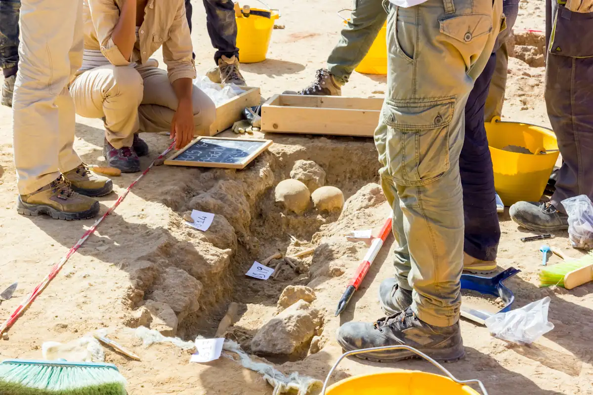 Un groupe d'archéologues débutants