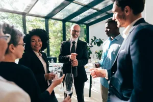 Un groupe de personne qui se réunit avec du champagne