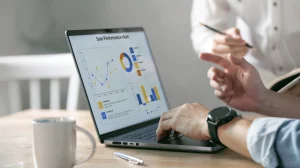 Un homme qui fait des analyses sur son ordinateur