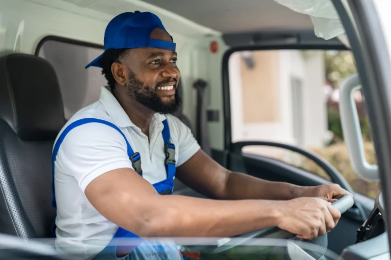 Un chauffeur livreur derrière son volant