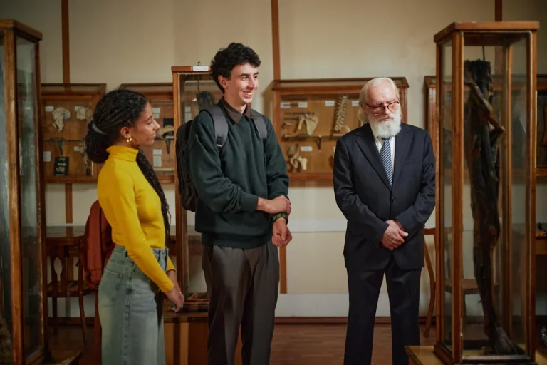 Un guide de musée