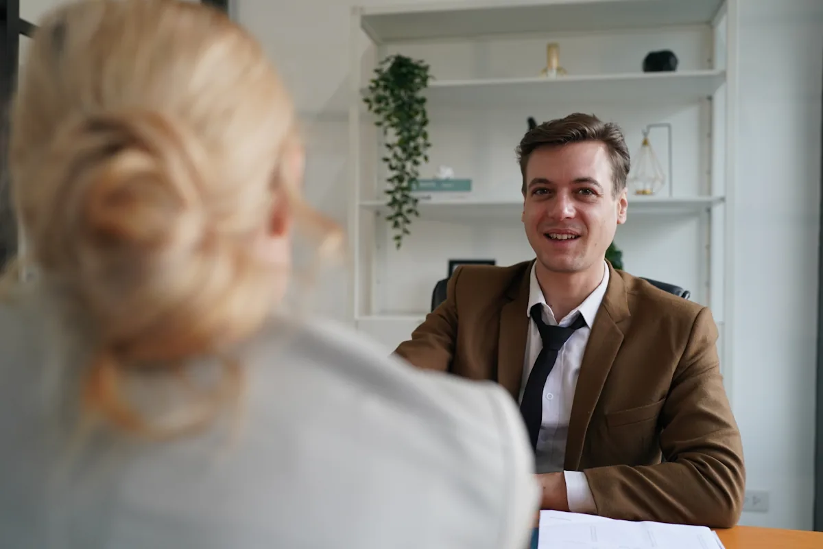 Une femme qui négocie la prise en charge de ses frais de formation avec son employeur