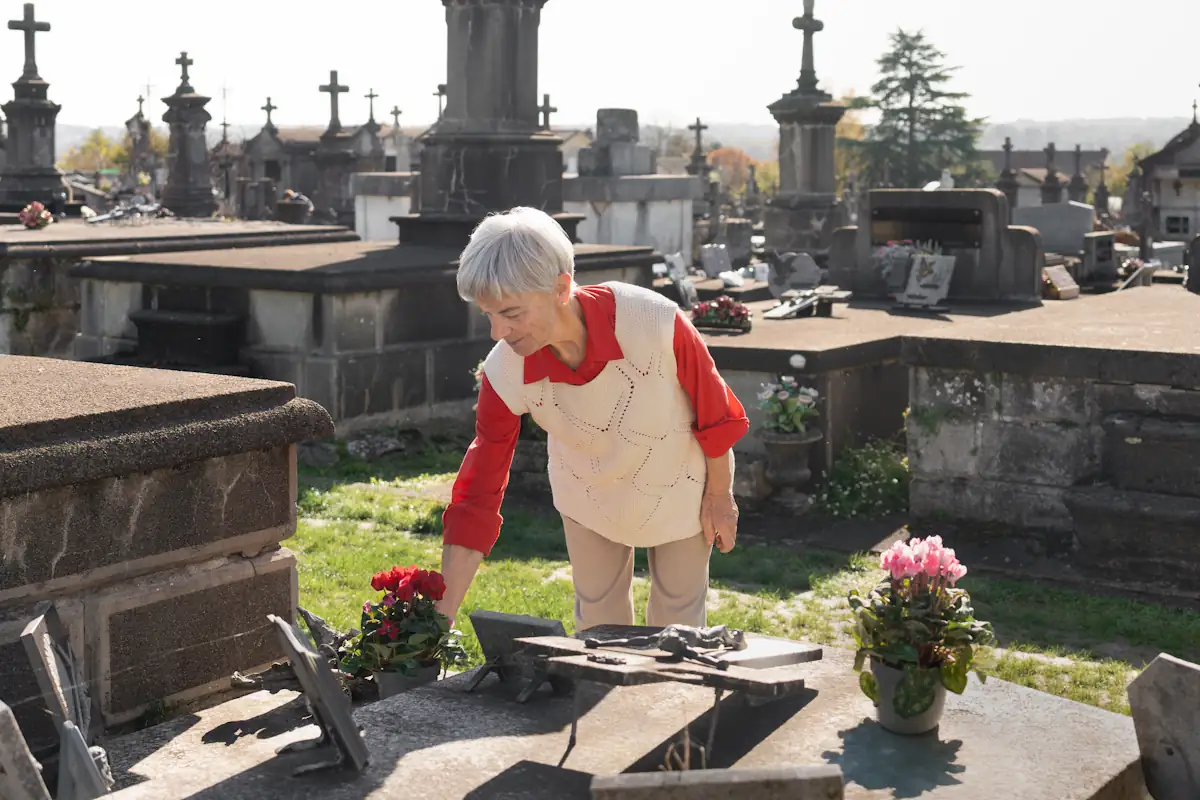 Une personne qui nettoie une tombe