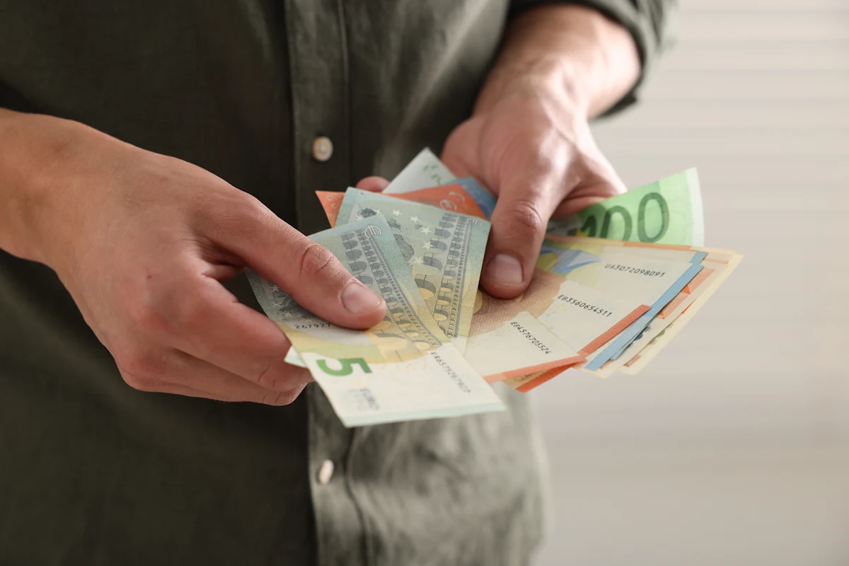 Une personne qui compte son argent