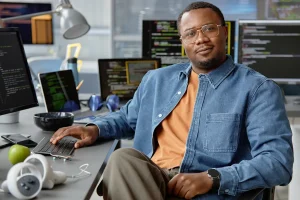 Un développeur cobol à son bureau