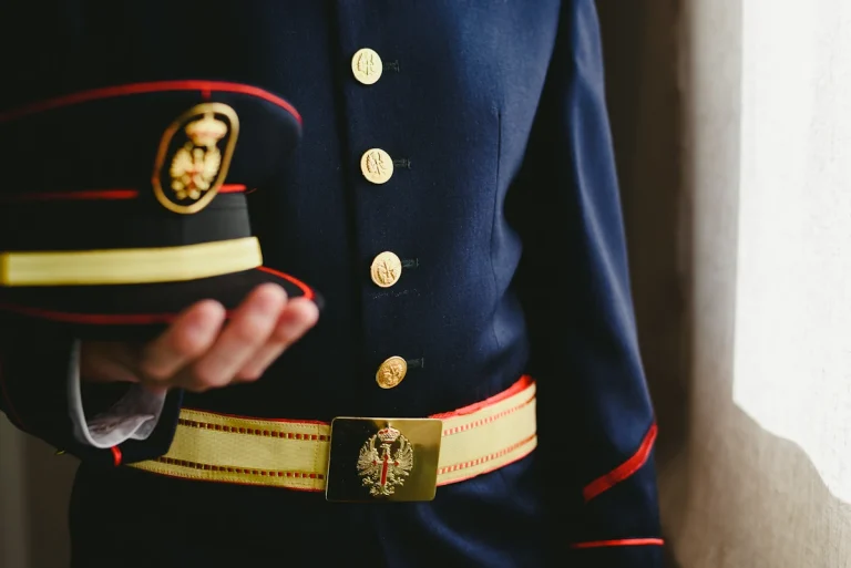 Un sous officier marine nationale en tenue