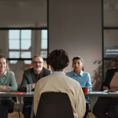 Un informaticien qui passe un entretien