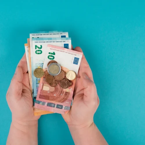 Une personne qui tient de l'argent dans ses mains