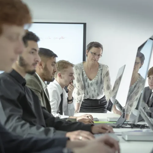 Une femme qui donne une Formation developpeur cobol